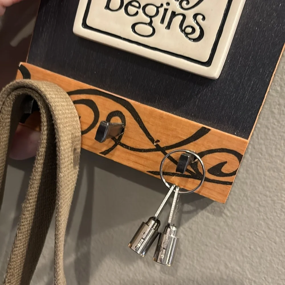 Macone Clay key/dog leash holder.